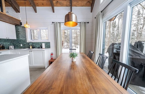 Lac-aux-Sables Ski Chalet | Spa, Steam room and Lake | Le Stuga
