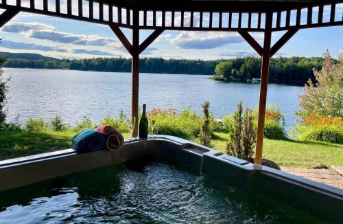 Amherst Ski Chalet | Spa & Waterfront - Chalet le Colibri