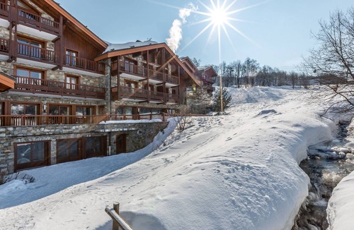 Saint-Martin-de-Belleville Apartment | Spacious apartment for 10 with pool, spa, and parking in Saint-Martin-de-Belleville