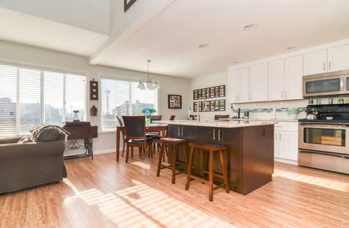 East Queen Anne Condo | SPACE NEEDLE VIEWS & CLOSE TO LAKE UNION
