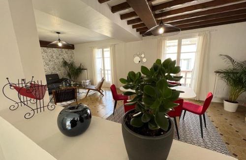 Ay Apartment | SPACIEUSE MAISON DE VILLE avec garage privé fermé
