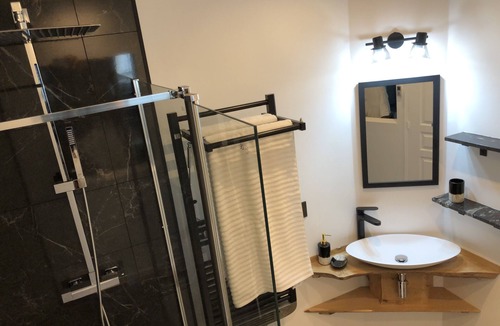 Bagneres-de-Bigorre Apartment | Spacieux Appartement Spa Balnéo Romantique