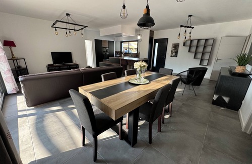 Entraigues-sur-la-Sorgue House | Spacious villa with pool