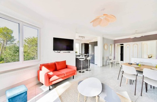 Saint-Clement-de-Riviere Villa | Spacious villa with pool and large private garden