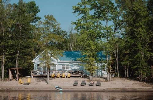 Mansfield-et-Pontefract Cottage | Spacious Beachfront Cottage with Sauna