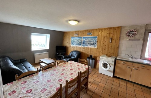 Saint-Jacques-des-Blats Apartment | Spacious apartment with pets allowed and free parking