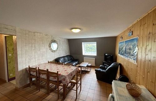 Saint-Jacques-des-Blats Apartment | Spacious apartment with pets allowed and free parking