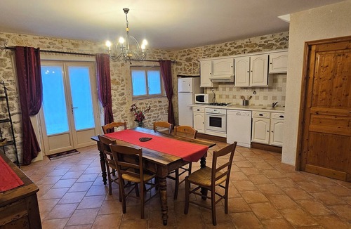 Saint-Paulet-de-Caisson Apartment | Spacious, quiet cottage in the countryside