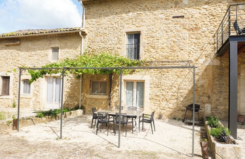 Saint-Paulet-de-Caisson Apartment | Spacious, quiet cottage in the countryside