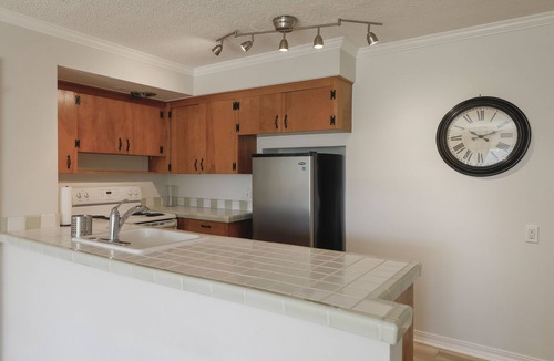 West Slope Condo | Spacious 1-bdr on Canyon Rd. Designated Parking.