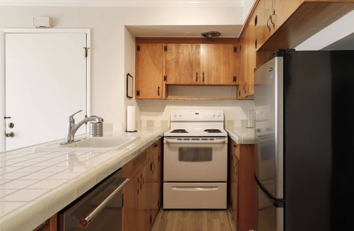 West Slope Condo | Spacious 1-bdr on Canyon Rd. Designated Parking.