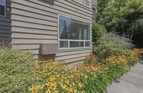 West Slope Condo | Spacious 1-bdr on Canyon Rd. Designated Parking.