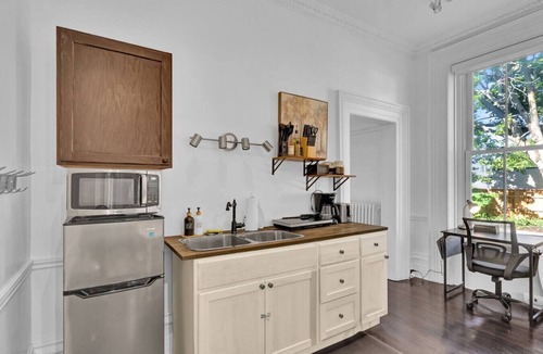Cobourg Apartment | Spacious 1 bed 1 bath | Close to Downtown & Beach