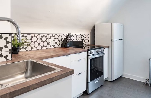Winnipeg Apartment | Spacious 1 Bed/1 Bath near HSC and Downtown *Sleeps 4 and Free Parking
