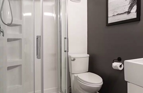 Winnipeg Apartment | Spacious 1 Bed/1 Bath near HSC and Downtown *Sleeps 4 and Free Parking