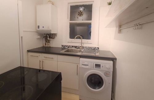 Ealing Common Apartment | Spacious 1 Bed Apartment in Ealing
