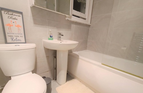 Ealing Common Apartment | Spacious 1 Bed Apartment in Ealing