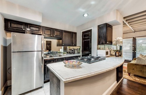 Old East Dallas Condo | Spacious 1-bed executive condo on Dallas’ historic Swiss Avenue. Enjoy the porch access, high-speed Wi-Fi, king bed with Egyptian-cotton linens, and modern design with upscale finishes—perfect for morning coffee, remote work, or relaxing evening