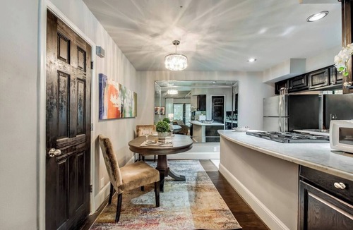 Old East Dallas Condo | Spacious 1-bed executive condo on Dallas’ historic Swiss Avenue. Enjoy the porch access, high-speed Wi-Fi, king bed with Egyptian-cotton linens, and modern design with upscale finishes—perfect for morning coffee, remote work, or relaxing evening