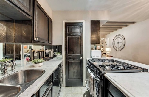 Old East Dallas Condo | Spacious 1-bed executive condo on Dallas’ historic Swiss Avenue. Enjoy the porch access, high-speed Wi-Fi, king bed with Egyptian-cotton linens, and modern design with upscale finishes—perfect for morning coffee, remote work, or relaxing evening