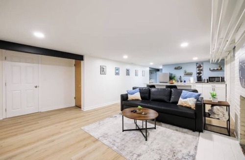 Richmond Apartment | Spacious 1 bedroom, 1 bathroom unit w/private entrance, on site parking+laundry