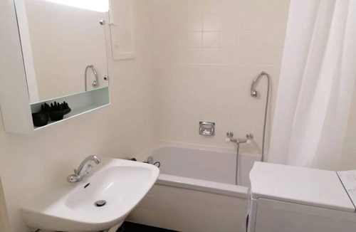 Plainpalais Apartment | Spacious 1-Bedroom Apartment w/River Views & Balcony - Jonction District