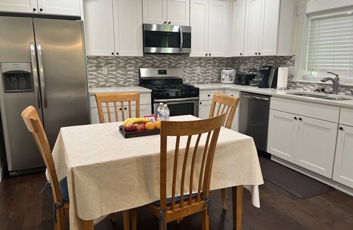 Silver Lake House | Spacious 1 bedroom apartment 2 mins to shopping malls and restaurants