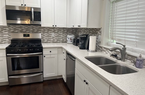 Silver Lake House | Spacious 1 bedroom apartment 2 mins to shopping malls and restaurants