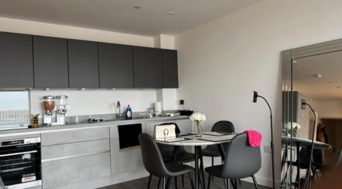 South Hornchurch Apartment | Spacious 1 bedroom apart - lux bright with balcony