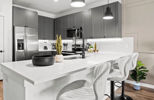 West Dallas Apartment | Spacious 1-Bedroom Apartment with Work Desk & Monitor. 10 Minutes From Downtown!