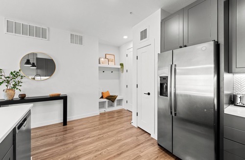 West Dallas Apartment | Spacious 1-Bedroom Apartment with Work Desk & Monitor. 10 Minutes From Downtown!