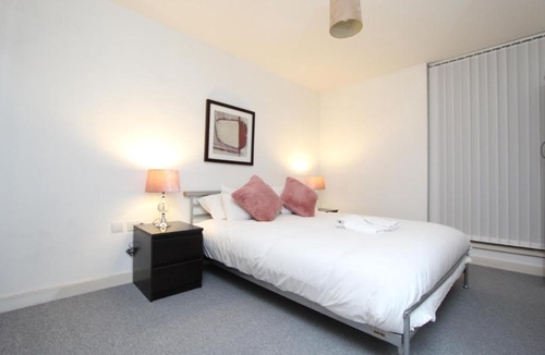 Canning Town South Apartment | Spacious 1- Bedroom Apartment in E16