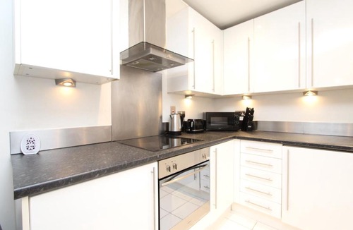 Canning Town South Apartment | Spacious 1- Bedroom Apartment in E16