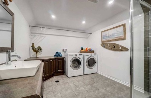 Gatineau House | Spacious 1-bedroom basement suite