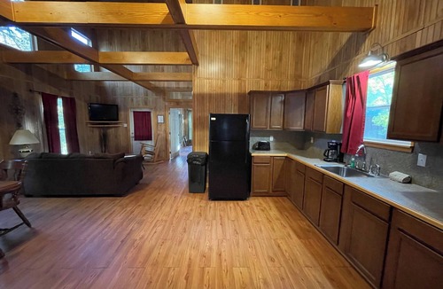 Zwolle Cabin | Spacious 1-Bedroom Cabin with Full Kitchen, Vaulted Ceiling & Outdoor Space