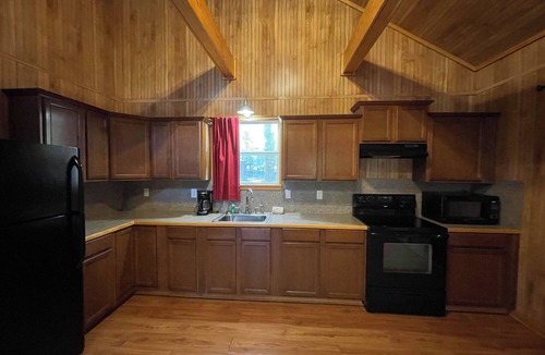 Zwolle Cabin | Spacious 1-Bedroom Cabin with Full Kitchen, Vaulted Ceiling & Outdoor Space