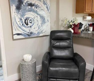 Edgecomb House | Spacious 1 Bedroom Close to Everything 4