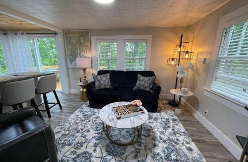 Edgecomb House | Spacious 1 Bedroom Close to Everything 4