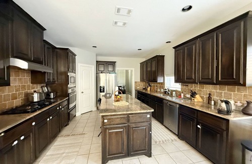 Frisco House | spacious 1-bedroom rental in a shared house
