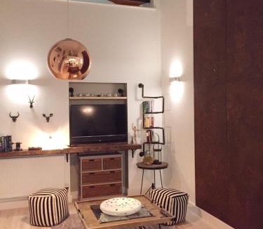 Shadwell Apartment | Spacious 1 Bedroom Split Level Old Pub Conversion Tower Bridge