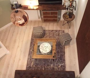 Shadwell Apartment | Spacious 1 Bedroom Split Level Old Pub Conversion Tower Bridge