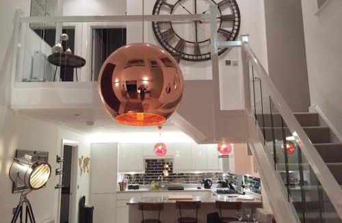 Shadwell Apartment | Spacious 1 Bedroom Split Level Old Pub Conversion Tower Bridge