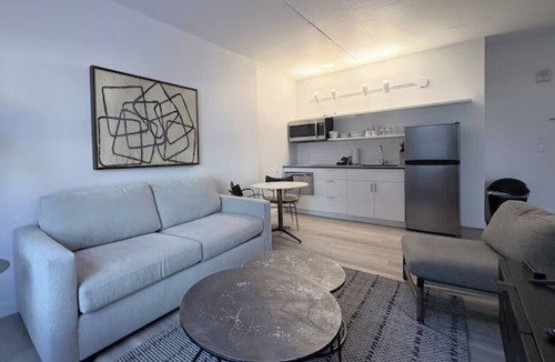 Hunters Point Apartment | Spacious 1 Bedroom Unit – Close to Subway + Equipped Kitchenette