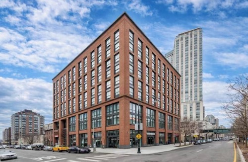 Hunters Point Apartment | Spacious 1 Bedroom Unit – Close to Subway + Equipped Kitchenette