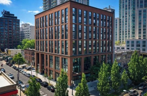 Hunters Point Apartment | Spacious 1 Bedroom Unit – Close to Subway + Equipped Kitchenette