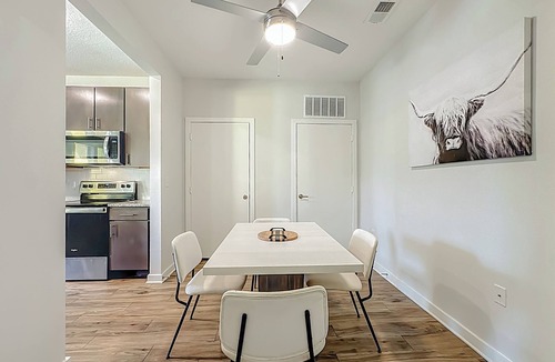 Deerwood Condo | Spacious 1-BR, 2-King Beds, Near Mayo, Pool, Gym, Fast Wifi Workspace, Beach