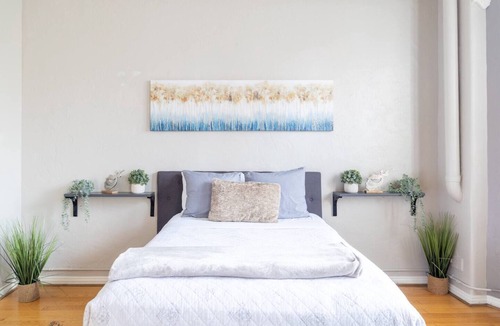 Gaslamp Quarter Hotel | Spacious 1 BR 700 sq ft loft suite with free parking, steps to the Convention Center and Gaslamp dining. Ideal for business or group travel.