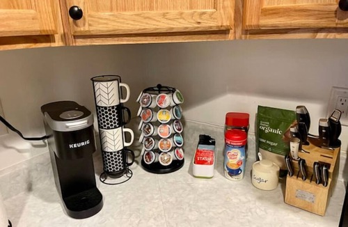 Poughkeepsie Villa | Spacious 1 BR Unit w/Washer-Dryer and Parking