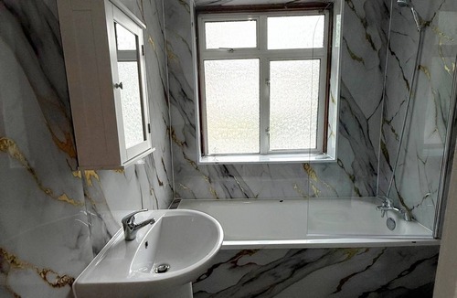 Dudden Hill Hotel | Spacious 1 Double room in Wembley-RB