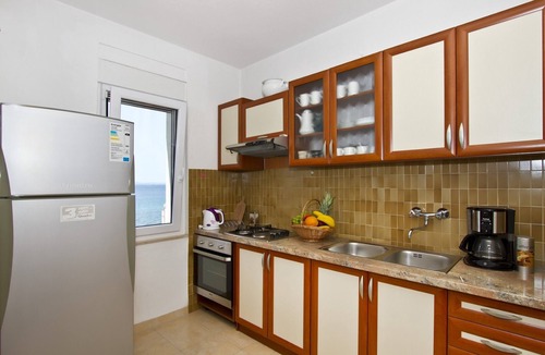 Podstrana Apartment | Spacious 110 m2 apt with terrace and garden, just 30m from the beach